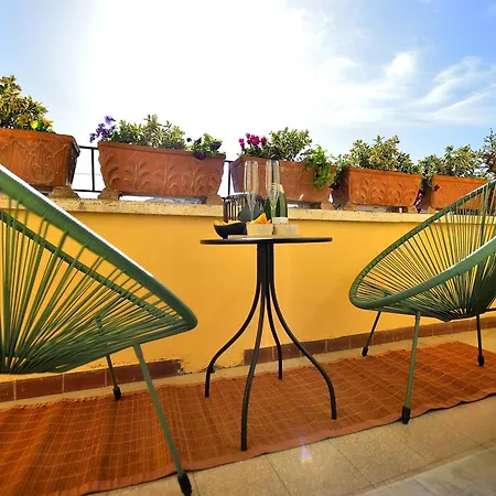 Elegant 2-bedroom Near Metro B1 Easy Access To The Colosseum Řím