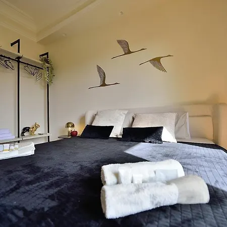 Elegant 2-bedroom Near Metro B1 Easy Access To The Colosseum Apartmán